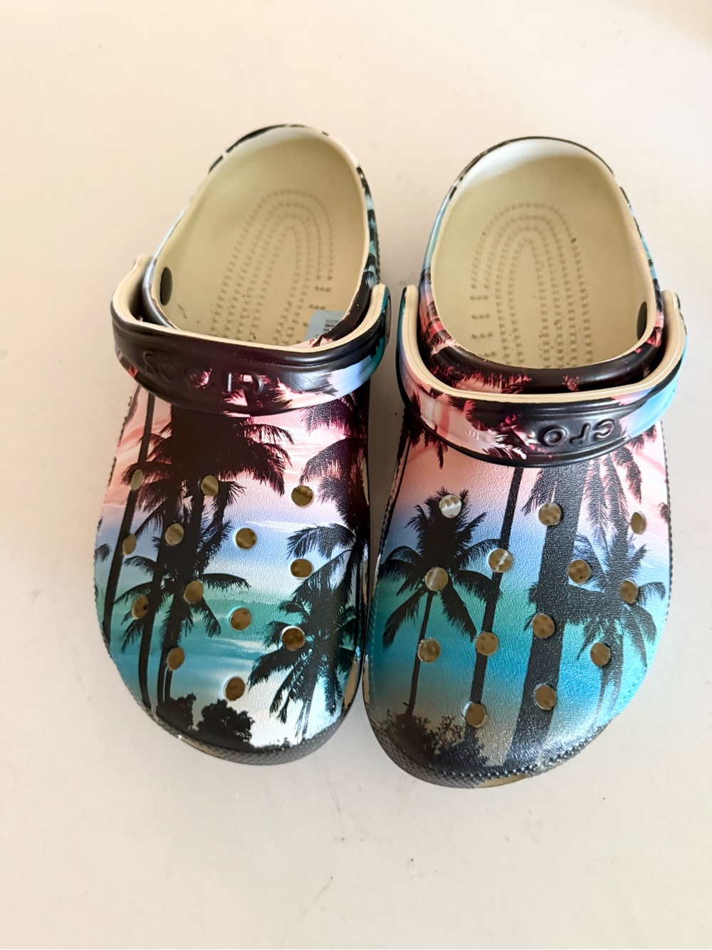 CROCS Classic Retro Resort Clog Palm-Print Clogs Blue and Pink Gradient M 8 W 10